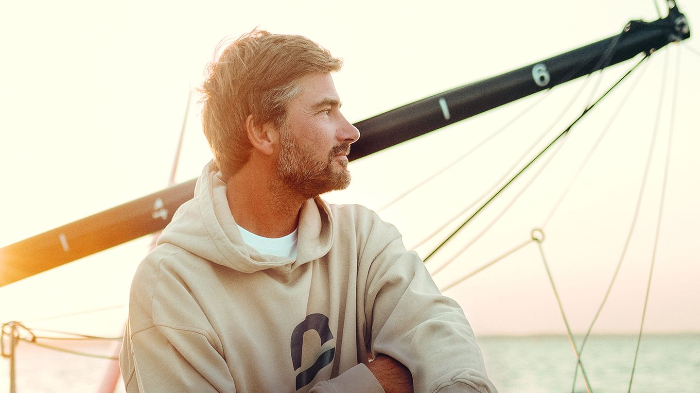 Profisegler Boris Herrmann an Bord eines Schiffs auf dem Meer