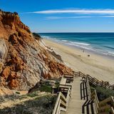 Der Praia da Falesia ist ein echter Weltklasse-Strand. Jahr für Jahr landet der malerische Strand in der Top Ten der weltbesten Strände von Tripadvisor. Er liegt direkt bei dem kleinen Fischerdorf Olhos de Agu zwischen der Touristenhochburg Albufeira und der größten Stadt der Algarve, Faro. 