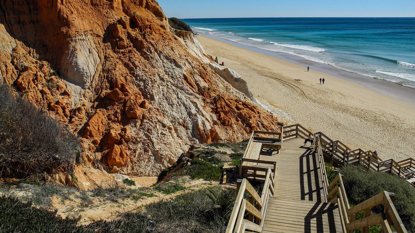 Der Praia da Falesia ist ein echter Weltklasse-Strand. Jahr für Jahr landet der malerische Strand in der Top Ten der weltbesten Strände von Tripadvisor. Er liegt direkt bei dem kleinen Fischerdorf Olhos de Agu zwischen der Touristenhochburg Albufeira und der größten Stadt der Algarve, Faro. 