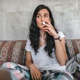 Einsatzbereiche  Früher war Ketamin ein beliebtes Narkosemittel, mittlerweile wird es nur noch selten im OP-Bereich eingesetzt. Rettungsdienste nutzen den Wirkstoff aber nach wie vor in geringen Dosen als Schmerzmittel. Seit einigen Jahren wird Ketamin zudem zur Behandlung von schweren Depressionen angewendet, vor allem in Form von Nasenspray. Auf dem Schwarzmarkt wird Ketamin in Pulverform als Partydroge gehandelt.      Wie wirkt die Droge?   Wie genau sich Ketamin auf unser Gehirn auswirkt, wurde noch nicht endgültig wissenschaftlich erkundet. Was man bisher weiß: Ketamin wirkt sich auf die Aufnahme des Neurotransmitters Glutamat aus und blockiert diese. Das wirkt sich wiederum positiv auf die Stimmungslage des Menschen aus, negative Gefühle werden verringert. Zudem soll Ketamin dazu beitragen können, wieder mehr Verbindungen (Synapsen) im Gehirn entstehen zu lassen, die unsere Affekte steigern. In hohen Dosen wirkt Ketamin außerdem betäubend. 