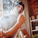 Einsatzbereiche  In der Medizin nutzt man schon länger die Vorteile von Cannabis für die Behandlung von mehreren Beschwerdebildern. Eingesetzt wird das Rauschmittel vor allem bei Patienten mit chronischen Schmerzen, bei Spastik und schmerzhaften Muskel- und Blasenkrämpfen durch Multiple Sklerose (MS) sowie für Aids- und Krebspatienten. Auch Menschen, die an der Augenkrankheit Grüner Star (Glaukom) leiden, können sich Cannabis verschreiben lassen – zur Stabilisierung des Augeninnendrucks. In Form von CBD-Öl wird Mariuhana außerdem bei Schlafstörungen und Angsterkrankungen empfohlen. Auch auf dem Schwarzmarkt wird mit Cannabis gehandelt, das vor allem zum Rauchen gekauft wird. Die geplante Legalisierung der Bundesregierung soll den illegalen Handel eindämmen. Experten sehen das allerdings teilweise kritisch – aufgrund potenzieller Nebenwirkungen des Konsums wie Psychosen.      Wie wirkt die Droge?  Der konkrete Weg von Cannabis im Gehirn muss noch erforscht werden. Bisherige Studien konnten aber zeigen, dass das Rauschmittel an unsere eigenen Cannabinoid-Rezeptoren im Gehirn andockt und sich dann durch etliche Wirkungen bemerkbar machen kann. Cannabis macht Konsumenten gelassener und verursacht teilweise euphorische Gefühle bis hin zu Lachflashs. Das Kurzzeitgedächtnis und die Konzentration sind eingeschränkt, stattdessen kommt es zu wilden Gedankensprüngen und die Bewegungen und Gedanken verlangsamen sich. Im schlimmsten Fall kommt es zu einem Gefühl des Kontrollverlusts und zu Angstzuständen, die sich bei dauerhaftem Konsum zu einer Psychose entwickeln können. Klassische körperliche Folgen sind Mundtrockenheit, niedriger Blutdruck und Blutzuckerspiegel sowie geweitete Pupillen.