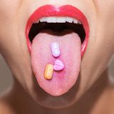 Einsatzbereiche  MDMA ist vor allem als Aufputschmittel und beliebte Partydroge bekannt. Die euphorisierende Wirkung des Mittels hat es aber auch für die Medizin zunehmend interessant gemacht. So konnten erste Studien zeigen, dass MDMA bei der Behandlung von Menschen mit Posttraumatischer Belastungsstörung (PTBS) helfen kann und auch im Einsatz gegen Depressionen Erfolge erzielen kann. In den USA ist deshalb noch in diesem Jahr die Zulassung als Therapiemethode geplant.   Wie wirkt die Droge?  Die Einnahme von MDMA erhöht den Serotoninspiegel im Hormonhaushalt und führt zur Ausschüttung der Neurotransmitter Noradrenalin und Dopamin. Dadurch fühlen sich die Konsumenten etwa zwanzig Minuten nach der Einnahme euphorisch und glücklich, suchen den Kontakt zu anderen Menschen und nehmen ihre eigenen Gefühle intensiver wahr. Gleichzeitig verlieren sie ihre Hemmungen. Bei nachlassender Wirkung können depressive Verstimmungen auftreten, da die Glückshormone schnell abfallen. Dauerhafter Konsum kann den Serotonin-Haushalt beeinträchtigen und zu Gehirnschäden führen. 