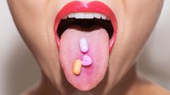 Einsatzbereiche  MDMA ist vor allem als Aufputschmittel und beliebte Partydroge bekannt. Die euphorisierende Wirkung des Mittels hat es aber auch für die Medizin zunehmend interessant gemacht. So konnten erste Studien zeigen, dass MDMA bei der Behandlung von Menschen mit Posttraumatischer Belastungsstörung (PTBS) helfen kann und auch im Einsatz gegen Depressionen Erfolge erzielen kann. In den USA ist deshalb noch in diesem Jahr die Zulassung als Therapiemethode geplant.   Wie wirkt die Droge?  Die Einnahme von MDMA erhöht den Serotoninspiegel im Hormonhaushalt und führt zur Ausschüttung der Neurotransmitter Noradrenalin und Dopamin. Dadurch fühlen sich die Konsumenten etwa zwanzig Minuten nach der Einnahme euphorisch und glücklich, suchen den Kontakt zu anderen Menschen und nehmen ihre eigenen Gefühle intensiver wahr. Gleichzeitig verlieren sie ihre Hemmungen. Bei nachlassender Wirkung können depressive Verstimmungen auftreten, da die Glückshormone schnell abfallen. Dauerhafter Konsum kann den Serotonin-Haushalt beeinträchtigen und zu Gehirnschäden führen. 