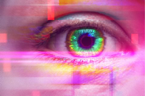 Einsatzbereiche  Nachdem die psychodelische Wirkung von Substanzen wie Lysergsäurediethylamid (LSD) oder Psilocybin, also dem Wirkstoff in Magic Mushrooms, zunächst vor allem im privaten Kontext zur Bewusstseinserweiterung und im Partykontext Anwendung fand, beschäftigen sich aktuell zahlreiche Studien mit dem Potenzial dieser Rauschmittel im Therapiekontext. Die bewusstseinserweiternde Wirkung soll demnach auch bei Menschen mit Traumata, Depressionen und Suchterkrankungen zum Einsatz kommen. Ensprechende Therapiemethoden sind allerdings in Deutschland noch nicht offiziell zugelassen. In Australien ist dies seit letztem Jahr bereits der Fall.     Wie wirkt die Droge?  LSD wird vom Gehirn quasi wie Serotonin behandelt, da es dem Neurotransmitter von der Struktur sehr ähnelt. Serotonin hilft dabei, im Gehirn Informationen weiterzugeben. LSD aber lässt Teile des Gehirns miteinander kommunizieren, die normalerweise keine Verbindung haben. Dadurch entstehen bei dem Konsumenten die bewusstseinserweiternden Eindrücke. Das ganze Hirn arbeitet also auf Hochtouren, was wiederum auch zu chaotischen und verwirrenden Verknüpfungen führen kann. Eine der gefährlichsten Nebenwirkungen des Konsums ist deshalb eine Psychose. Ein dauerhafter Konsum kann zudem psychisch abhängig machen, da die Serotonin-Aufnahme beeinträchtigt wird. 
