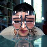 Einsatzbereiche  Alkoholkonsum ist in vielen Ländern dieser Welt kein Verbrechen, er gehört gar zur Kultur eines Landes dazu. Wir trinken ihn bei Partys, zum Anstoßen bei besonderen Anlässen oder zur Entspannung nach Feierabend. In der Medizin gilt Alkohol als beliebtes Lösungsmittel und ist deshalb Bestandteil etlicher Medikamente.      Wie wirkt die Droge?  Alkohol ist ein Nervengift und beeinträchtigt die Informationsweitergabe innerhalb des Gehirns durch die Blockade von Neurotransmittern. Konkret steigert die Alkoholaufnahme die Bildung der Gamma-Aminobuttersäure, kurz GABA, und hemmt die Glutamat-Produktion, was wiederum die neurolane Verbindung im Hirn stört. Vom Konsum bis zur Wirkung dauert es etwa sechs Minuten. Das ist auch der Grund, weshalb wir verzögert reagieren, irgendwann zu wanken beginnen oder lallen, wenn wir Alkohol trinken. Gleichzeitig werden wir mit steigendem Alkoholkonsum immer enthemmter und verlieren zunehmend die Kontrolle über unsere Handlungen, bis hin zum Gedächtnis- oder Bewusstseinsverlust. 