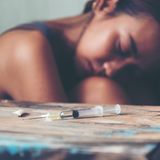 Einsatzbereiche  Opium, Hauptbestandteil von Heroin, wurde ursprünglich weltweit als Schmerzmittel eingesetzt. Solange, bis man herausfand, dass es stark abhängig macht. Seitdem findet man es vor allem auf dem Schwarzmarkt vor – als eines der stärksten Rauschmittel mit verheerenden Auswirkungen. Die neue Opioid-Krise in den USA zeigt, dass es aber noch eine größere Gefahr in dem Bereich gibt: Fentanyl. Die ebenfalls als Schmerzmittel eingesetzte Substanz ist 50-mal stärker als Heroin und macht entsprechend schneller abhängig. Trotz Risiken wird es noch immer in manchen Schmerzmitteln und Betäubungsmedikamenten verabreicht.      Wie wirkt die Droge?  Heroin gelangt schnell ins Gehirn, wenn es durch eine Spritze verabreicht wird. Dort wird es in Morphin umgewandelt und stimuliert bestimmte Rezeptoren, was zu einem Feuerwerk an Glückshormonen führt.   Der Körper wird von Euphorie erfasst, während Ängste, depressive Gefühle und Müdigkeit unterdrückt werden. Dieser Extremzustand führt dazu, dass die Außenwelt verschwimmt. Die Konsumenten versinken in sich und werden schläfrig. Dieser Zustand hält zwei bis vier Stunden an. Eine Abhängigkeit kann schon nach ein bis zwei Dosen entstehen. Fentanyl wirkt ähnlich, allerdings noch deutlich stärker sedativ. Es kann in den geringsten Mengen tödlich sein. 