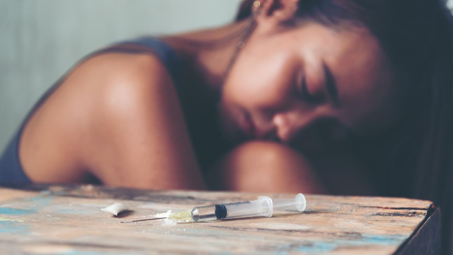 Heroin und Fentanyl Einsatzbereiche Opium, Hauptbestandteil von Heroin, wurde ursprünglich weltweit als Schmerzmittel eingesetzt. Solange, bis man herausfand, dass es stark abhängig macht. Seitdem findet man es vor allem auf dem Schwarzmarkt vor – als eines der stärksten Rauschmittel mit verheerenden Auswirkungen. Die neue Opioid-Krise in den USA zeigt, dass es aber noch eine größere Gefahr in dem Bereich gibt: Fentanyl. Die ebenfalls als Schmerzmittel eingesetzte Substanz ist 50-mal stärker als Heroin und macht entsprechend schneller abhängig. Trotz Risiken wird es noch immer in manchen Schmerzmitteln und Betäubungsmedikamenten verabreicht. Wie wirkt die Droge? Heroin gelangt schnell ins Gehirn, wenn es durch eine Spritze verabreicht wird. Dort wird es in Morphin umgewandelt und stimuliert bestimmte Rezeptoren, was zu einem Feuerwerk an Glückshormonen führt. Der Körper wird von Euphorie erfasst, während Ängste, depressive Gefühle und Müdigkeit unterdrückt werden. Dieser Extremzustand führt dazu, dass die Außenwelt verschwimmt. Die Konsumenten versinken in sich und werden schläfrig. Dieser Zustand hält zwei bis vier Stunden an. Eine Abhängigkeit kann schon nach ein bis zwei Dosen entstehen. Fentanyl wirkt ähnlich, allerdings noch deutlich stärker sedativ. Es kann in den geringsten Mengen tödlich sein.