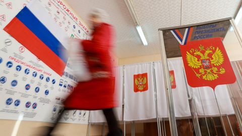 Eine Frau in einem Wahllokal in Russland