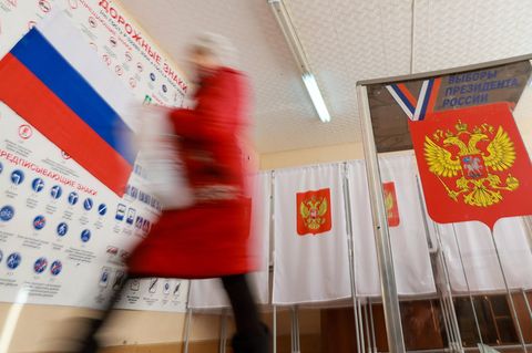 Eine Frau in einem Wahllokal in Russland