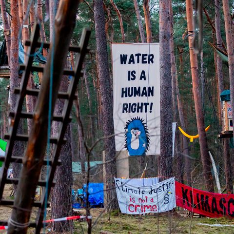 Grünheide: "Wasser ist ein Menschenrecht", prangt auf einem Banner im Protestcamp der Initiative "Tesla stoppen"