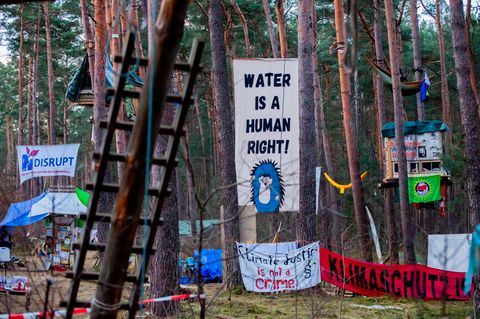 Grünheide: "Wasser ist ein Menschenrecht", prangt auf einem Banner im Protestcamp der Initiative "Tesla stoppen"
