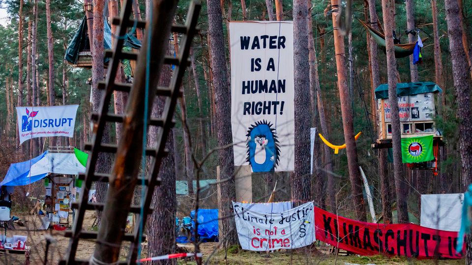 Grünheide: "Wasser ist ein Menschenrecht", prangt auf einem Banner im Protestcamp der Initiative "Tesla stoppen"