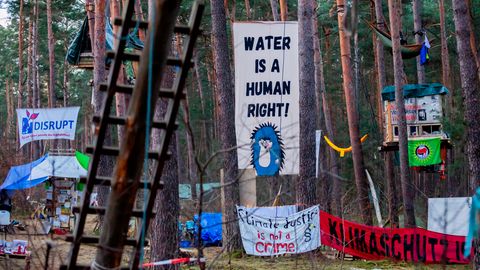 Grünheide: "Wasser ist ein Menschenrecht", prangt auf einem Banner im Protestcamp der Initiative "Tesla stoppen"