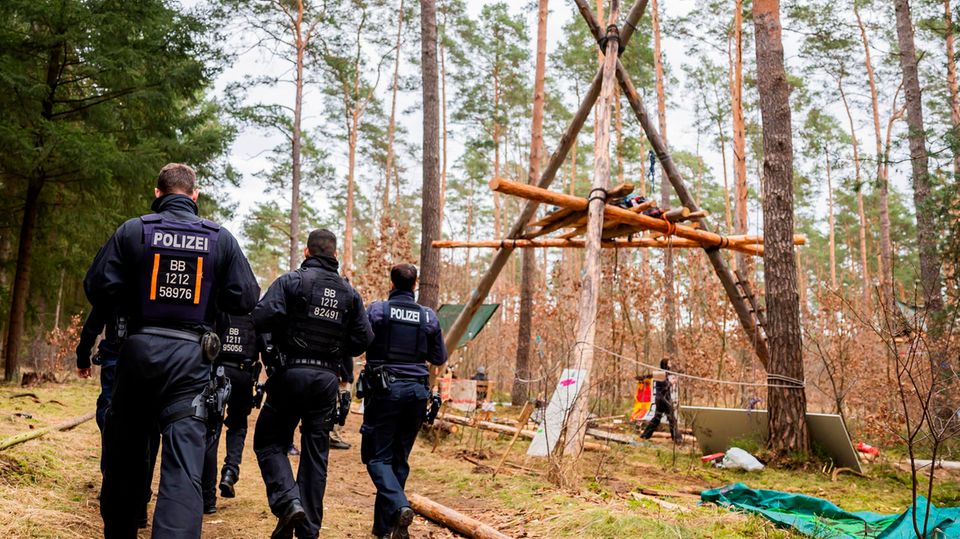 Polizisten schauen hin und wieder auch im Camp vorbei – demnächst sollen es mehr werden Polizisten schauen hin und wieder auch im Camp vorbei – demnächst sollen es mehr werden