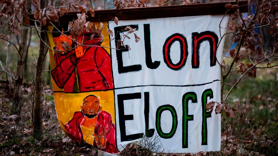 "Elon Eloff" steht auf einem Plakat im Protestcamp "Elon Eloff" steht auf einem Plakat im Protestcamp