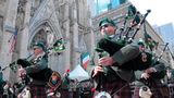 New York, USA: Von Irland bis in die us-amerikanische Metropole – heute ist alles grün. Die große Parade in New York zum St. Patricks Day war nur der Anfang. Der irische Feiertag wird in zahlreichen Ländern weltweit gefeiert – mit Partys, Paraden, Kleeblättern und irischem Whisky. 