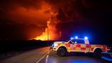 Grindavik, Island: Schon wieder bricht die Erde in Island auf, Lavafontänen sprühen in den Nachthimmel in der Nähe der bereits evakuierten Küstenstadt Grindavík. Das lockt nicht nur den Rettungsdienst an – auch zahlreiche Schaulustige versammelten sich in der Nacht am Ort des Geschehens um das Naturspektakel zu bewundern.