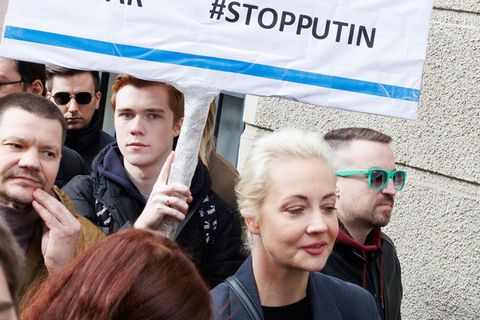Julia Nawalnaja in einer Warteschlange vor der russischen Botschaft, um ihre Stimme für die Präsidentschaftswahl abzugeben