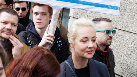 Julia Nawalnaja in einer Warteschlange vor der russischen Botschaft, um ihre Stimme für die Präsidentschaftswahl abzugeben