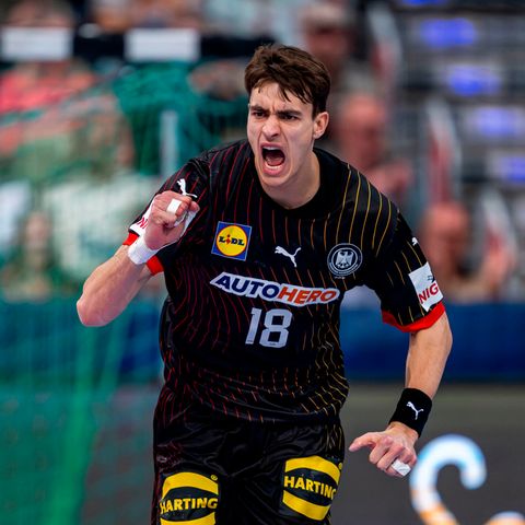 Deutschland-Handballer Julian Köster freut sich rieisig über den Sieg – und das Ticket nach Paris