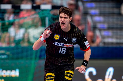 Deutschland-Handballer Julian Köster freut sich rieisig über den Sieg – und das Ticket nach Paris