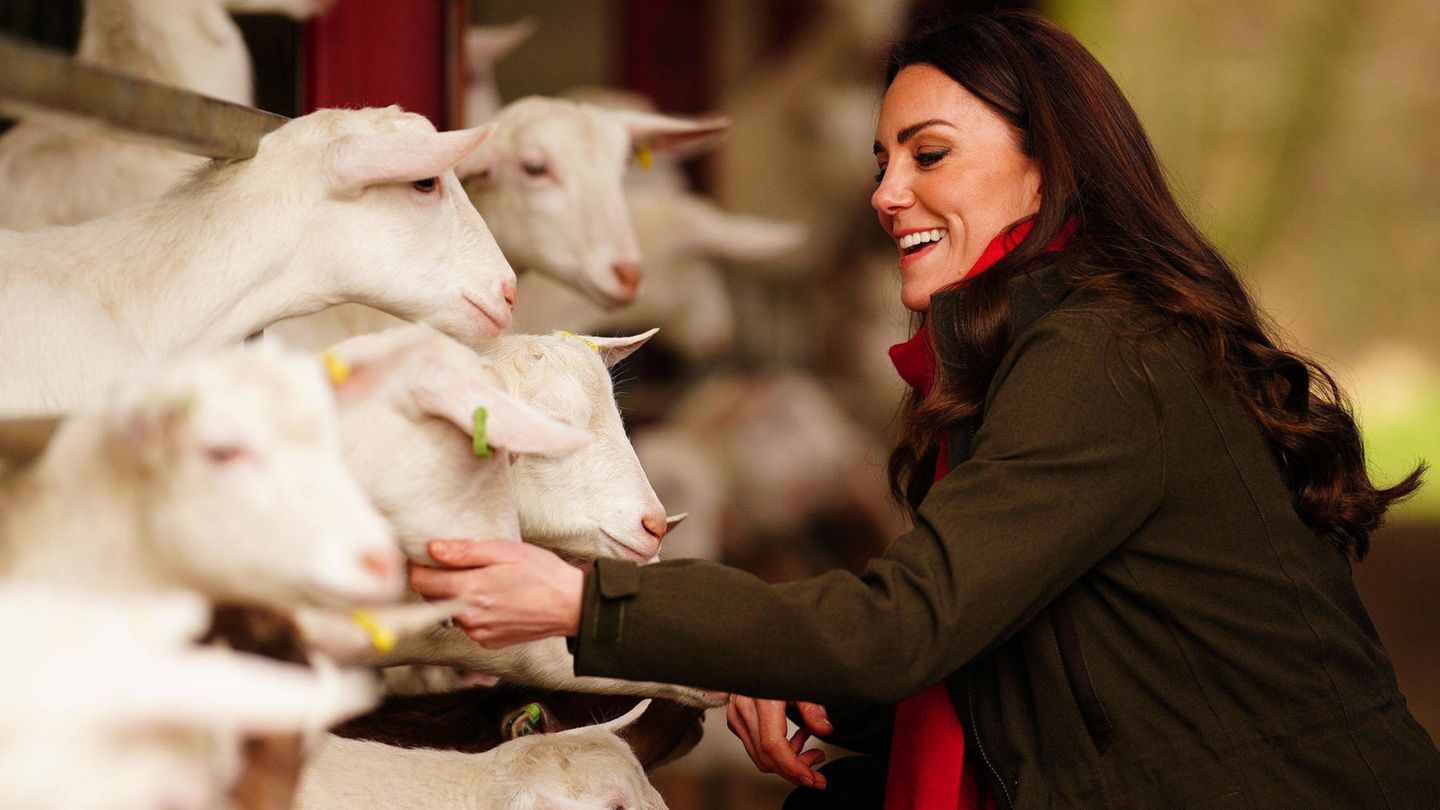 “Happy” Kate Middleton walks into her favorite farm shop with William