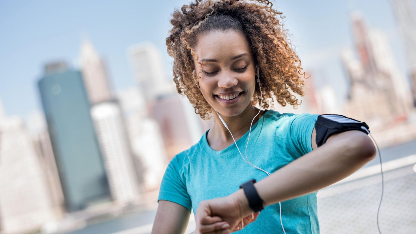 Frau schaut beim Lauftraining auf ihre Google Pixel Smartwatch.