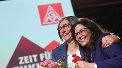 Yasmin Fahimi gratuliert Christiane Benner zur Wahl zur IG-Metall-Vorsitzenden