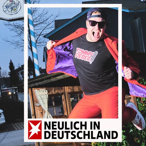 Ein Mann im roten Anzug und Sonnenbrille und Mütze springt in die Luft