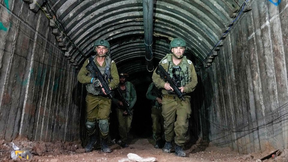 Israelische Soldaten durchsuchen einen Tunnel von militanten Hamas-Kämpfern