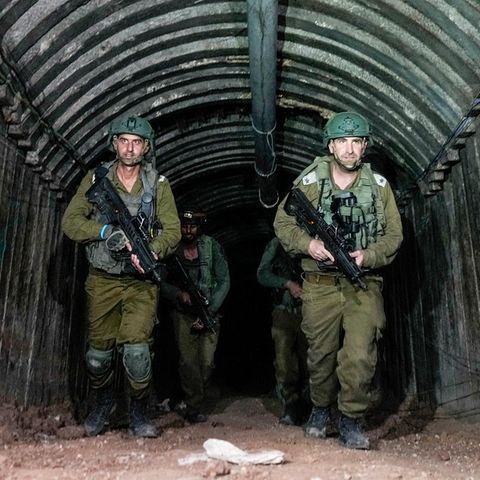 Israelische Soldaten durchsuchen einen Tunnel von militanten Hamas-Kämpfern
