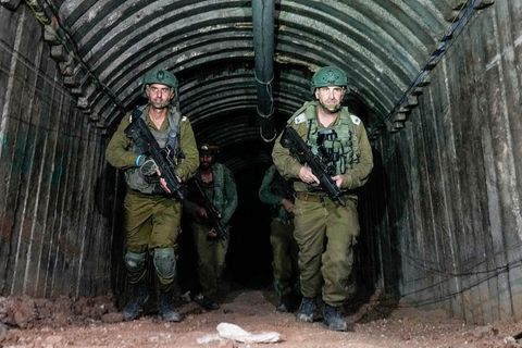 Israelische Soldaten durchsuchen einen Tunnel von militanten Hamas-Kämpfern