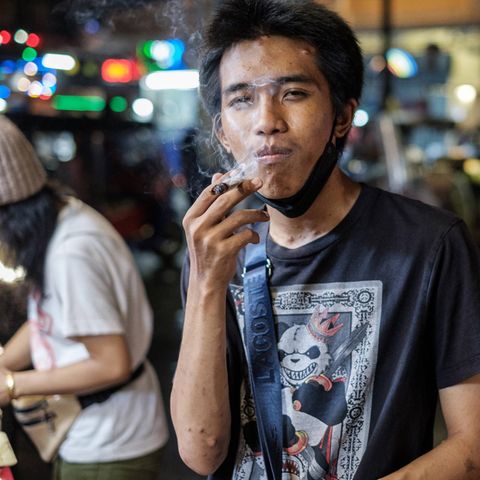 Ein Mann raucht einen Joint in Bangkok