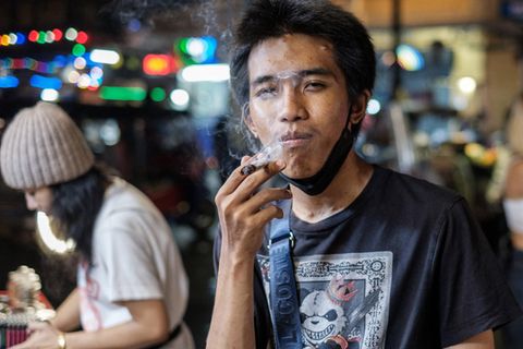 Ein Mann raucht einen Joint in Bangkok