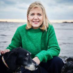 Lisa Frieda Cossham am Ufer der Elbe. Sie schaut in die Kamera. Manchmal macht ihr Herz nicht, was es soll.