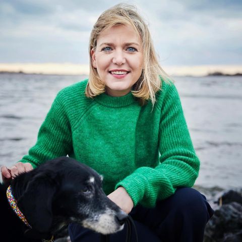Lisa Frieda Cossham am Ufer der Elbe. Sie schaut in die Kamera. Manchmal macht ihr Herz nicht, was es soll.