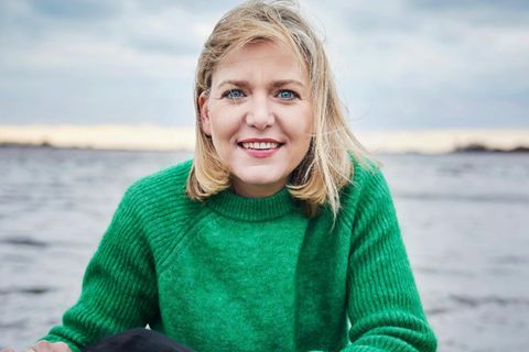 Lisa Frieda Cossham am Ufer der Elbe. Sie schaut in die Kamera. Manchmal macht ihr Herz nicht, was es soll.