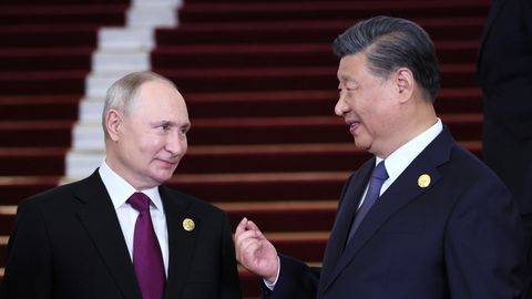 Keine Demokratien: Xi Jingping und Wladimir Putin im Oktober 2023 lächeln sich freundlich an