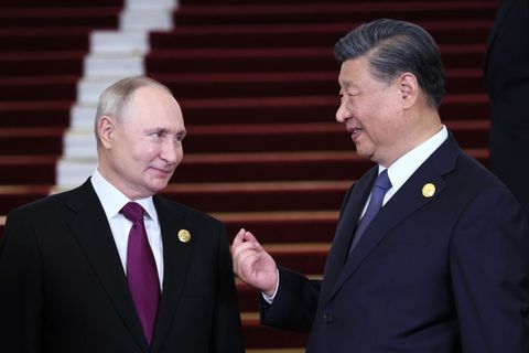 Keine Demokratien: Xi Jingping und Wladimir Putin im Oktober 2023 lächeln sich freundlich an