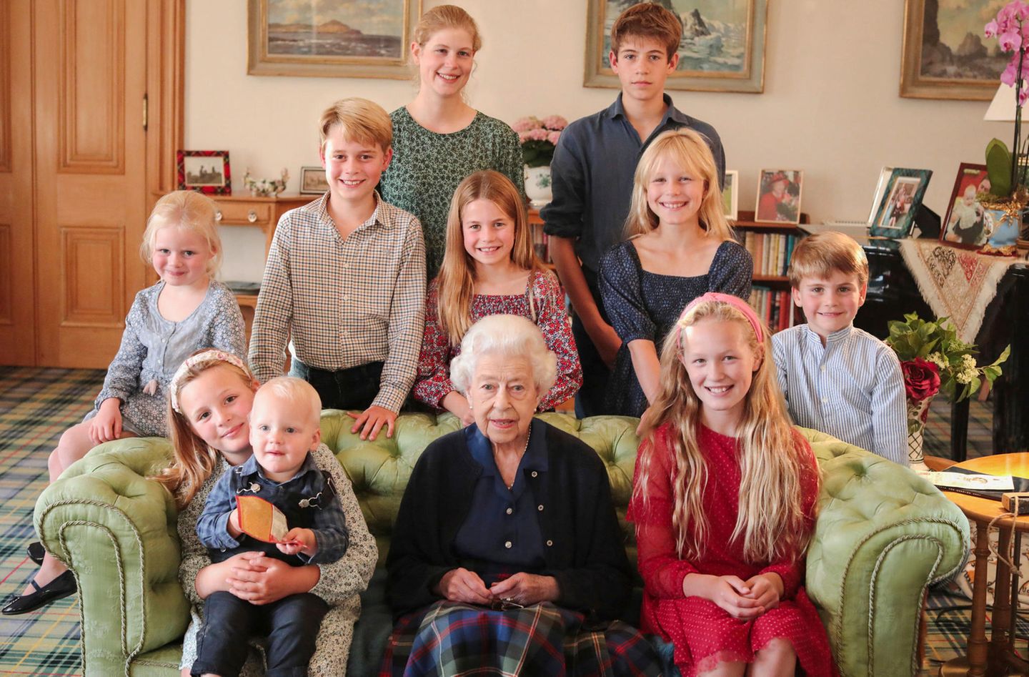Queen Elizabeth II. mit einigen ihrer Enkel und Urenkel, fotografiert von Prinzessin Kate
