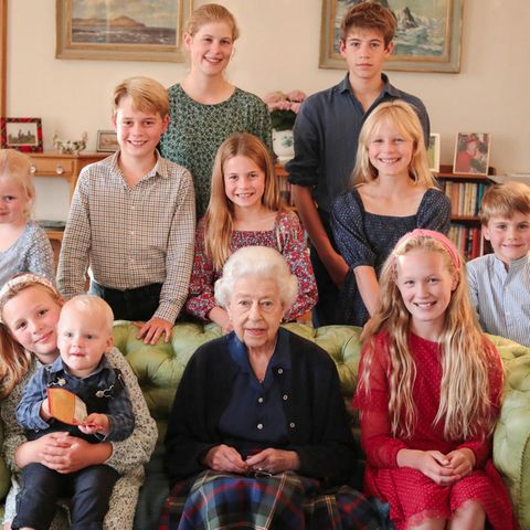 Queen Elizabeth II. mit einigen ihrer Enkel und Urenkel, fotografiert von Prinzessin Kate