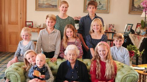 Queen Elizabeth II. mit einigen ihrer Enkel und Urenkel, fotografiert von Prinzessin Kate