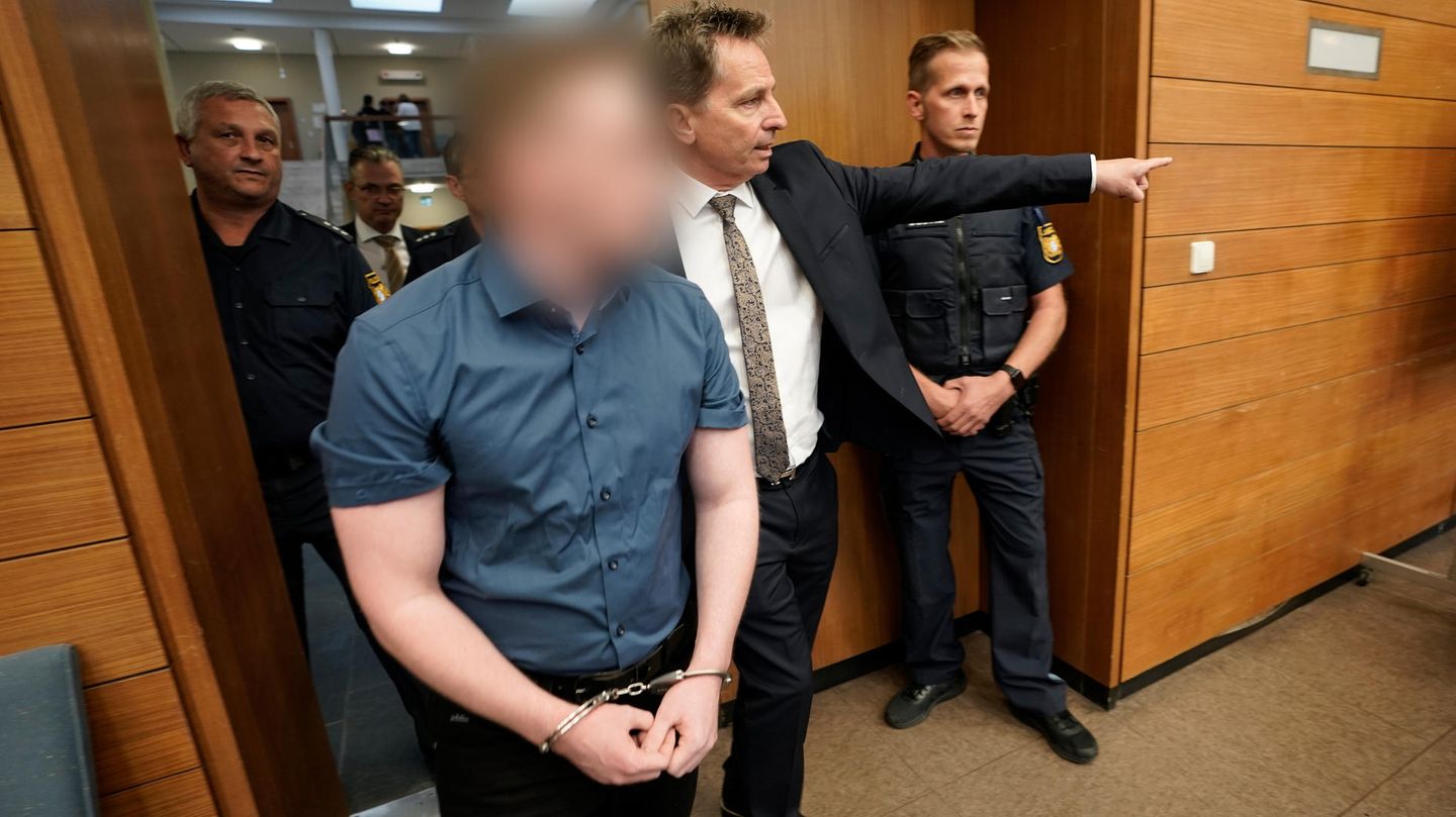 Sebastian T. zu Prozessbeginn im Sitzungssaal des Landgerichts Traunstein. Ihm wirft die Staatsanwaltschaft vor, die damals 23-jährige Studentin Hanna W. getötet zu haben