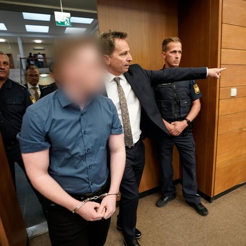 Sebastian T. zu Prozessbeginn im Sitzungssaal des Landgerichts Traunstein. Ihm wirft die Staatsanwaltschaft vor, die damals 23-jährige Studentin Hanna W. getötet zu haben