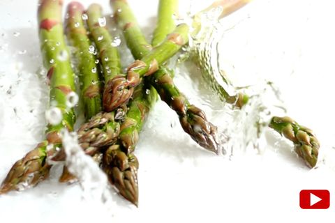 Spargelwissen: Wann man grünen Spargel schälen sollte