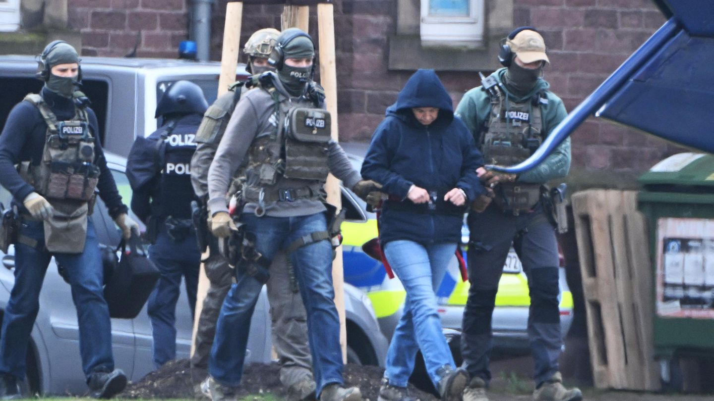 Die frühere RAF-Terroristin Daniela Klette neben einem Hubschrauber