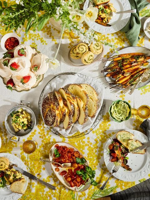 Ein farbenfroh angerichtetes Oster-Menü