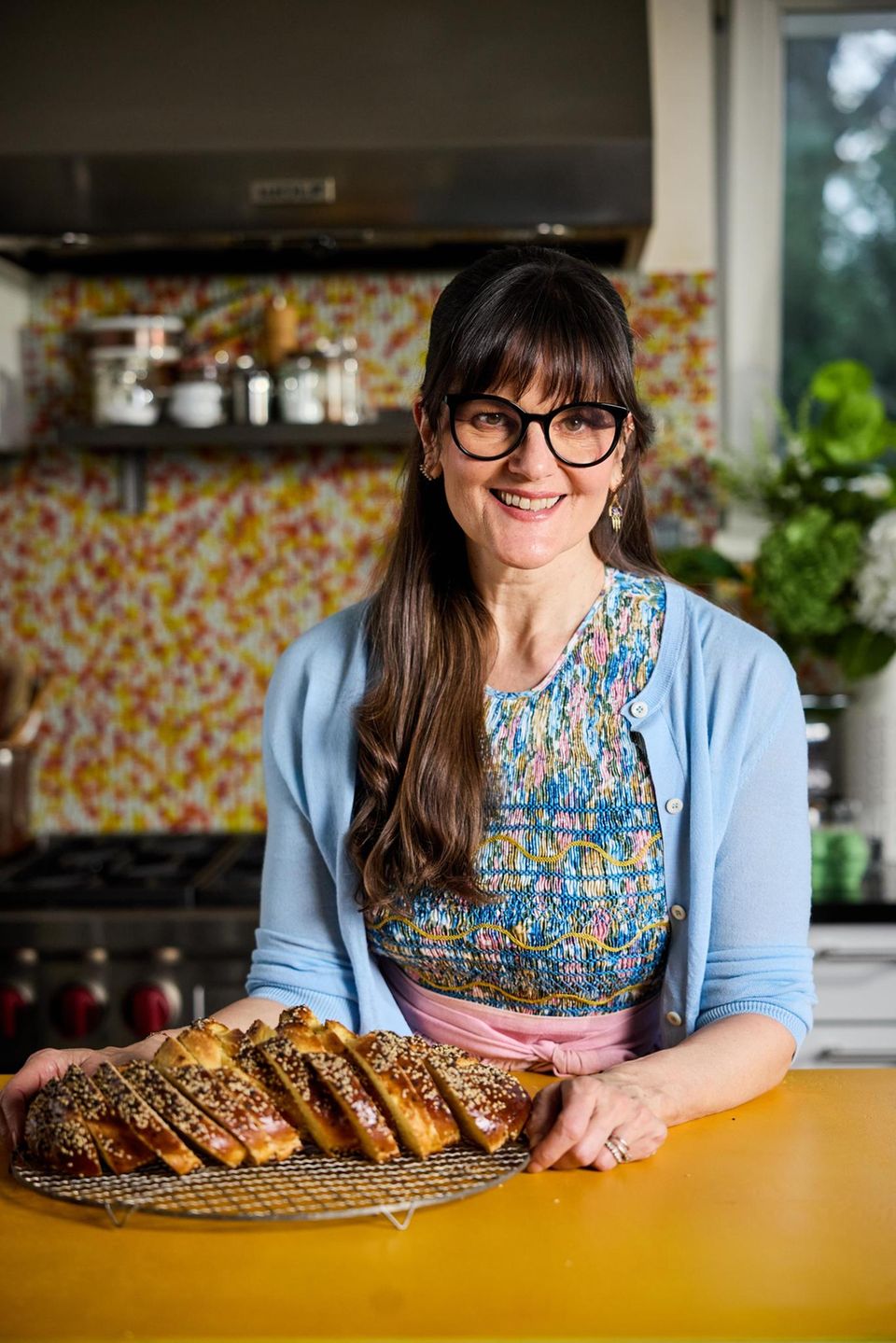 Cynthia Barcomi, Gastronomin aus Kreuzberg, mit einem Hefezopf Cynthia Barcomi, Gastronomin aus Kreuzberg, mit einem Hefezopf