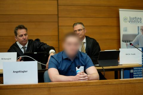 Der Angeklagte im Prozess um die getötete Studentin Hanna auf der Bank im Landgericht Traunstein