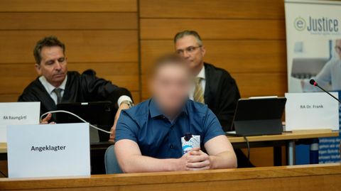 Der Angeklagte im Prozess um die getötete Studentin Hanna auf der Bank im Landgericht Traunstein